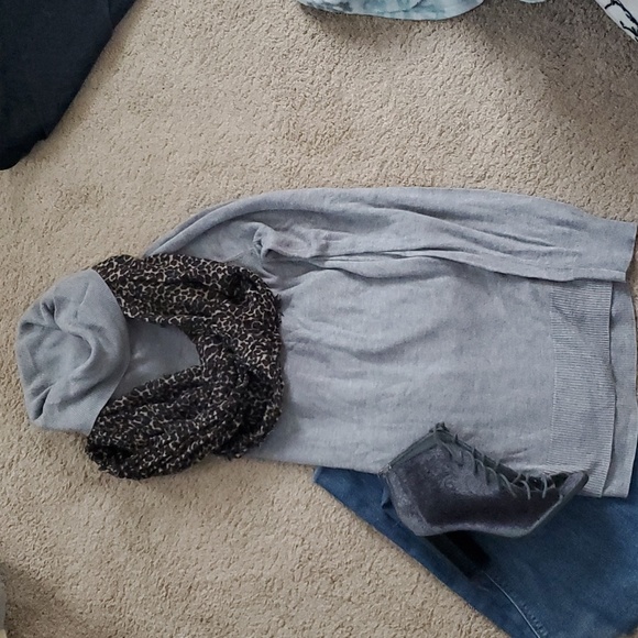 Ellen Tracy Grey Sweater✨️ - Picture 3 of 6